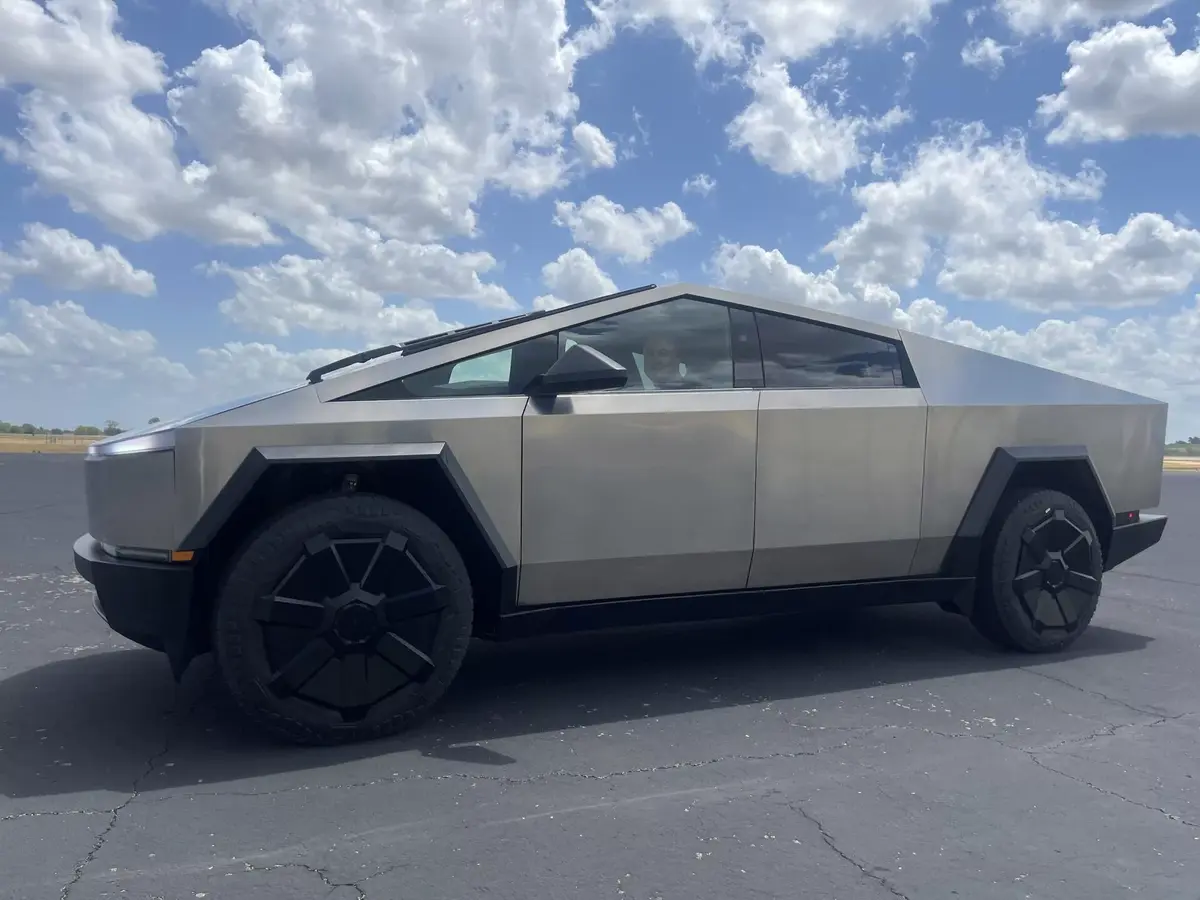 Tesla Cybertruck : longueur, V2L, poids à vide... on sait tout !