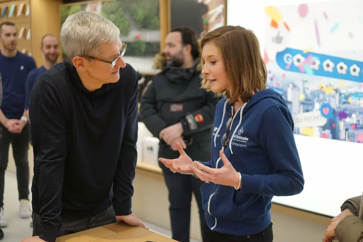 La suite de la tournée parisienne de Tim Cook : l'Apple Store Saint Germain