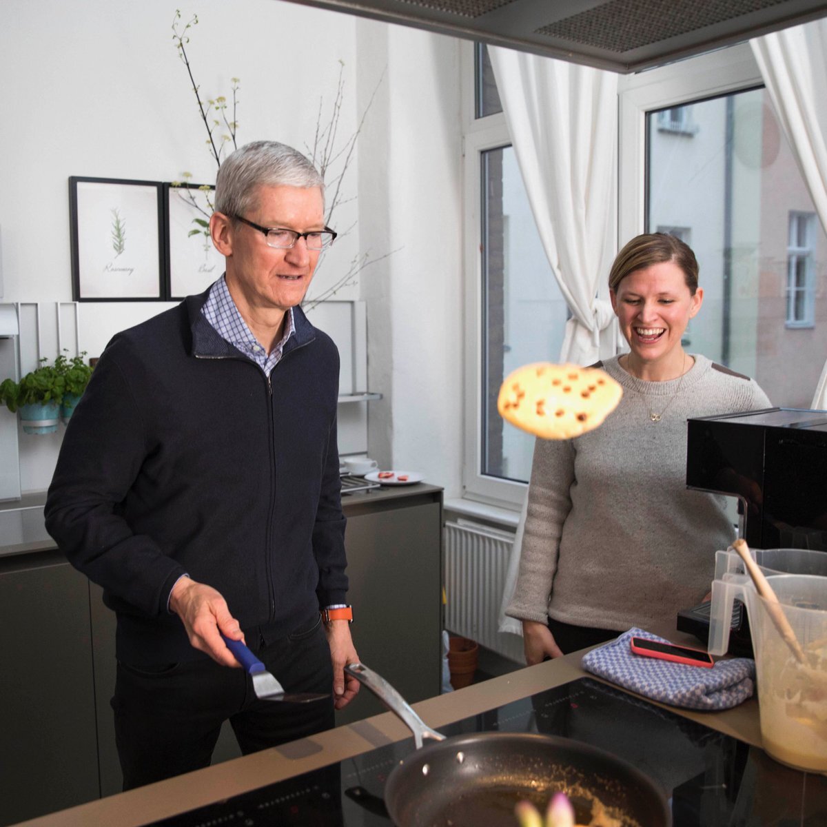 L'image du soir : Tim Cook fait sauter les crêpes en Allemagne ! (au sens propre)