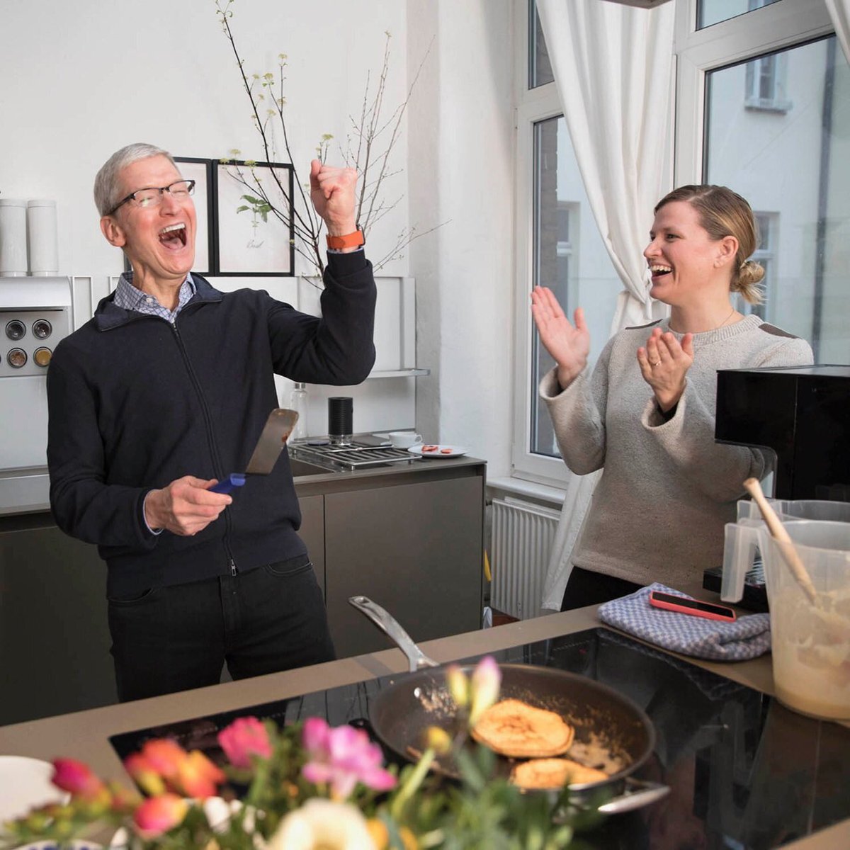 L'image du soir : Tim Cook fait sauter les crêpes en Allemagne ! (au sens propre)