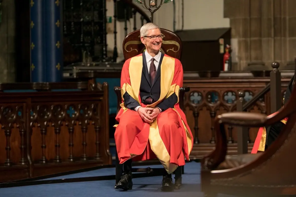 L'image du soir : Tim Cook (en robe rouge) devient Docteur en Science (partie 1)