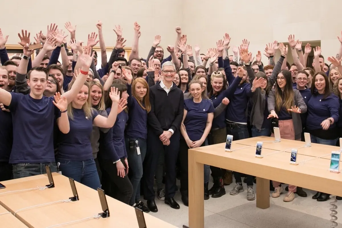 L'image du soir : Tim Cook (en robe rouge) devient Docteur en Science (partie 1)