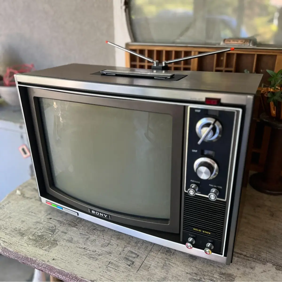 Sony Trinitron avec son antenne.