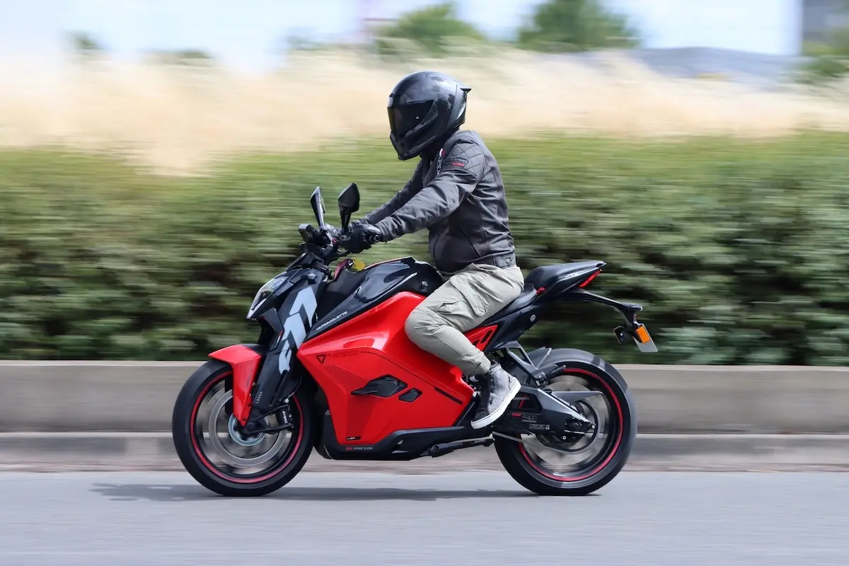 Essai Ultraviolette F77 Mach 2, une moto &eacute;lectrique convaincante mais pas sans d&eacute;fauts