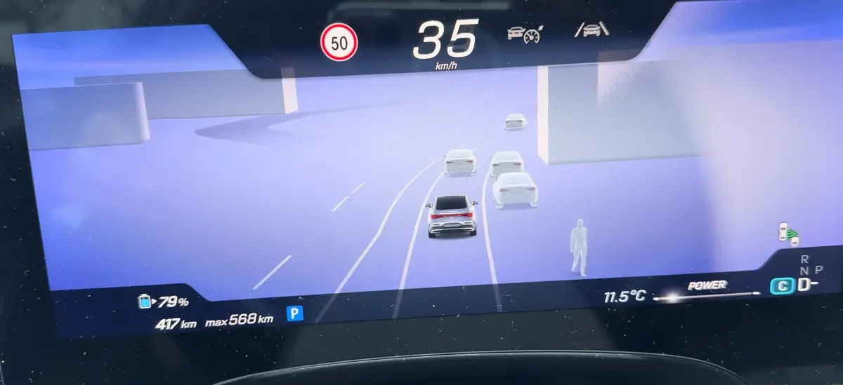 Mercedes a mis un iPad et Face ID dans son CLA&nbsp;! (Test des &eacute;crans Mercedes 2026)