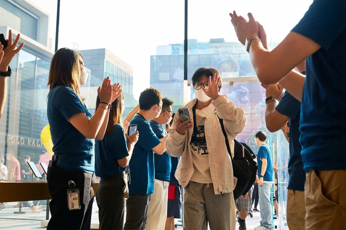 iPhone 14 : le retour des files d'attente devant les Apple Store !