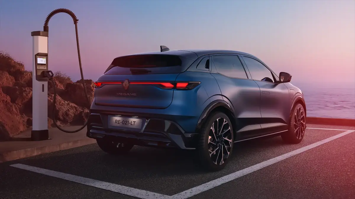 Renault restyle la M&eacute;gane E-Tech&nbsp;: batterie LFP sans cobalt, 500 km et recharge plus rapide &agrave; 165 kW