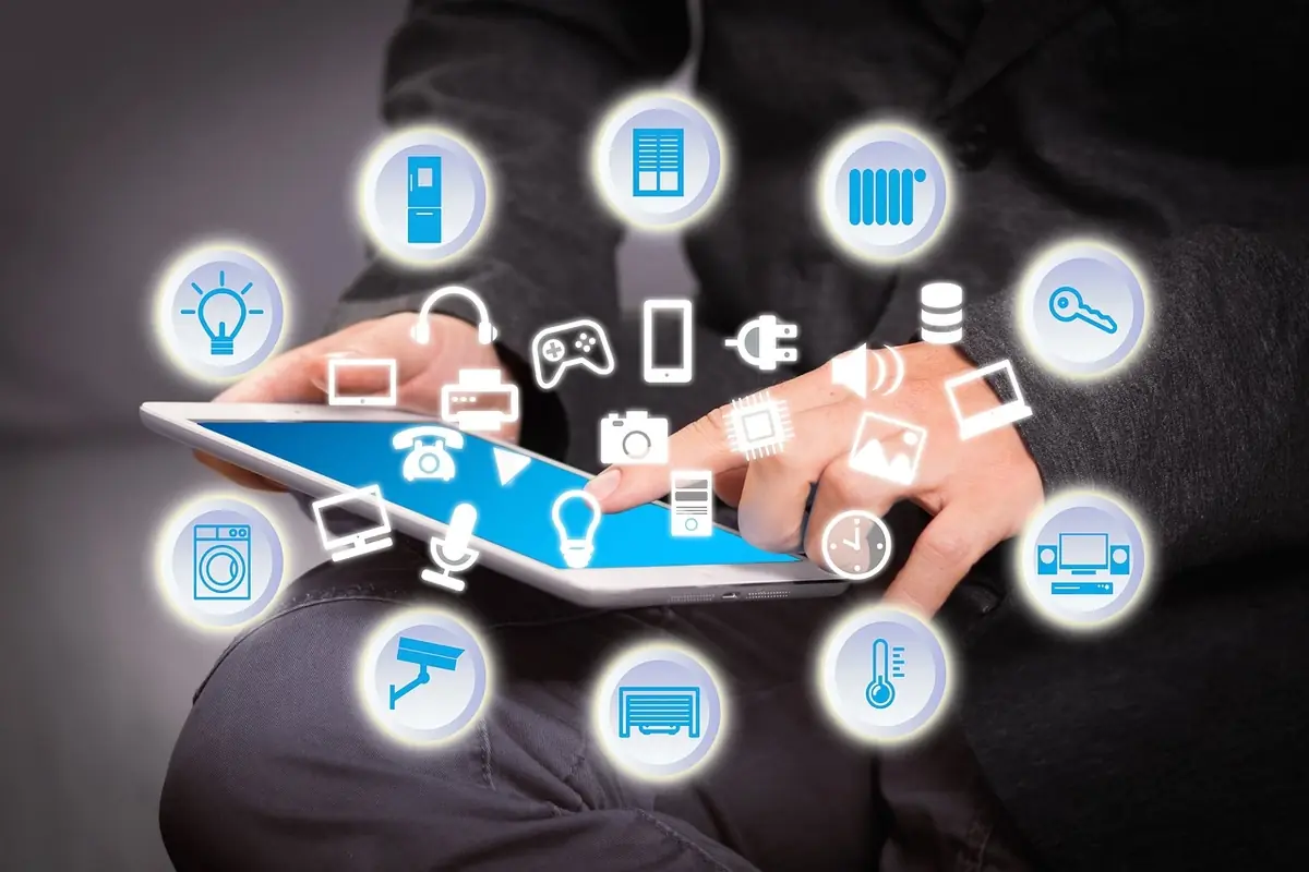une personne sur sa tablette en train de connecter des &eacute;quipements domotiques