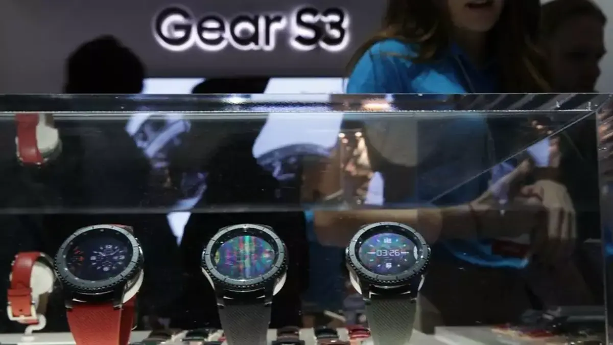 BaselWorld 2017 の Samsung の巨大スタンド (Gear S3 が多数展示)