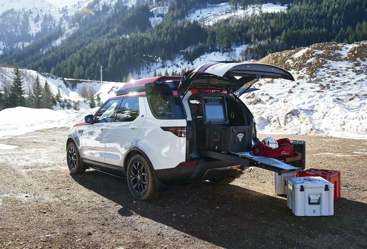 Land Rover a créé un Discovery avec porte-drone intégré (pour les sauvetages)