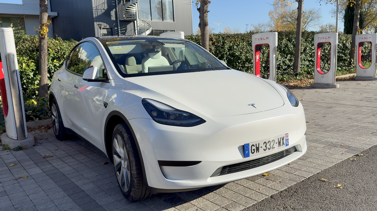 Les Tesla autorisées à vous rejoindre sur un parking : on a testé !