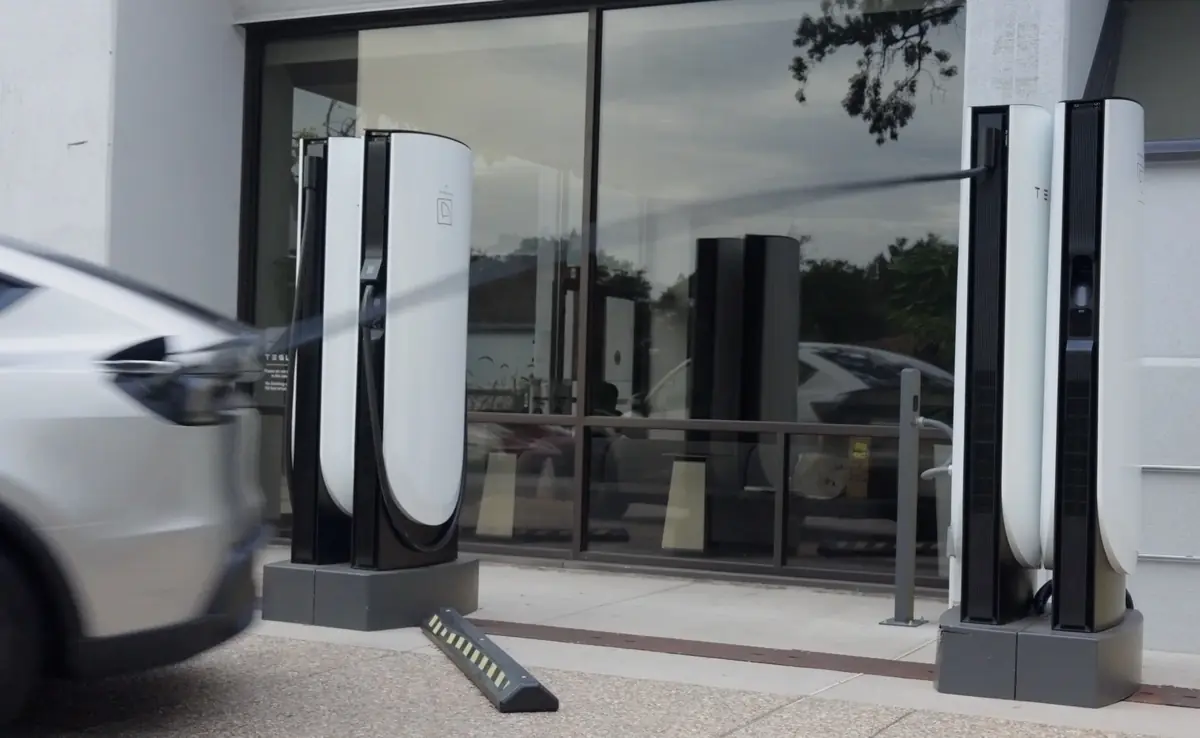 Tesla&nbsp;: fuir un Superchargeur branch&eacute; devient possible en cas d'urgence