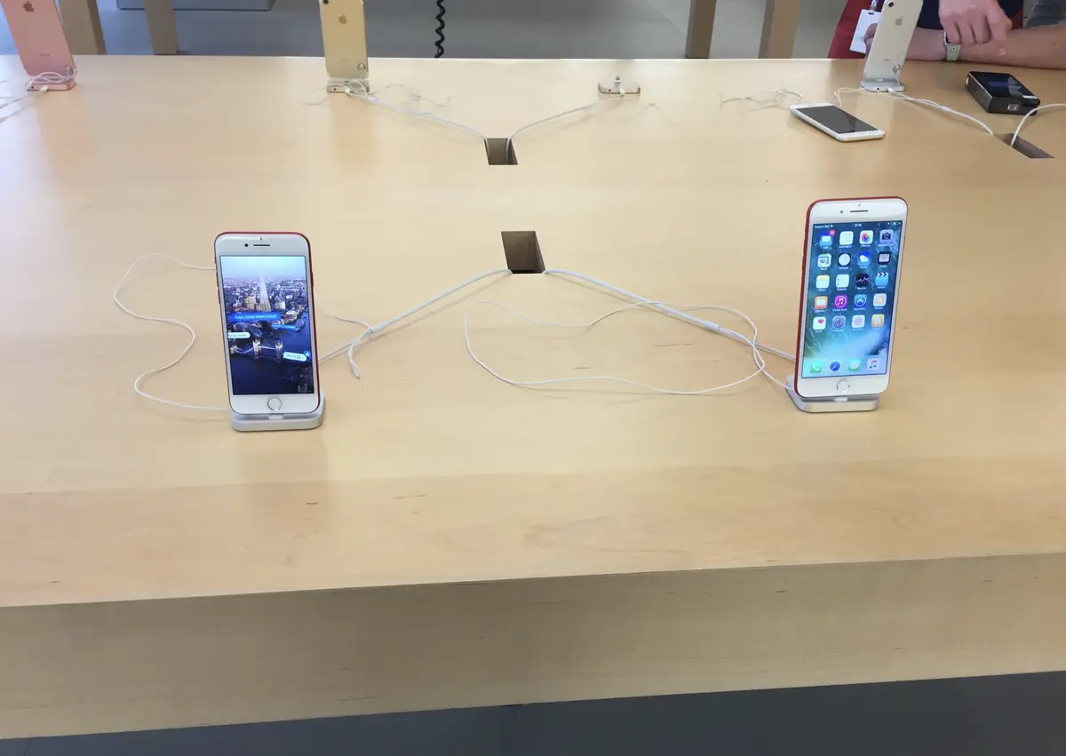 Les iPhone 7 "RED" sont visibles en Apple Store, avec un peu de stock en France (photo)