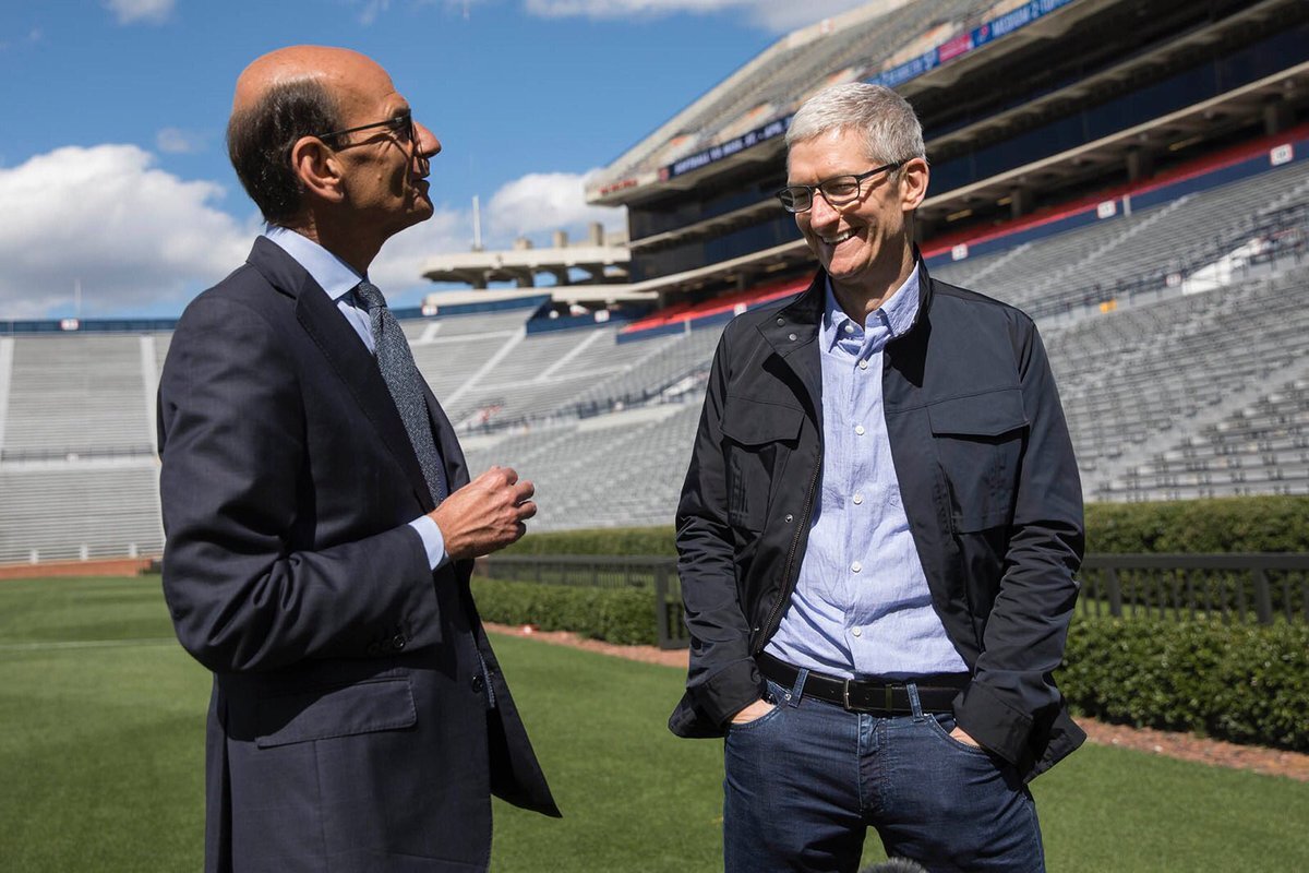 Tim Cook prône l'ouverture et la diversité devant les étudiants d'Auburn