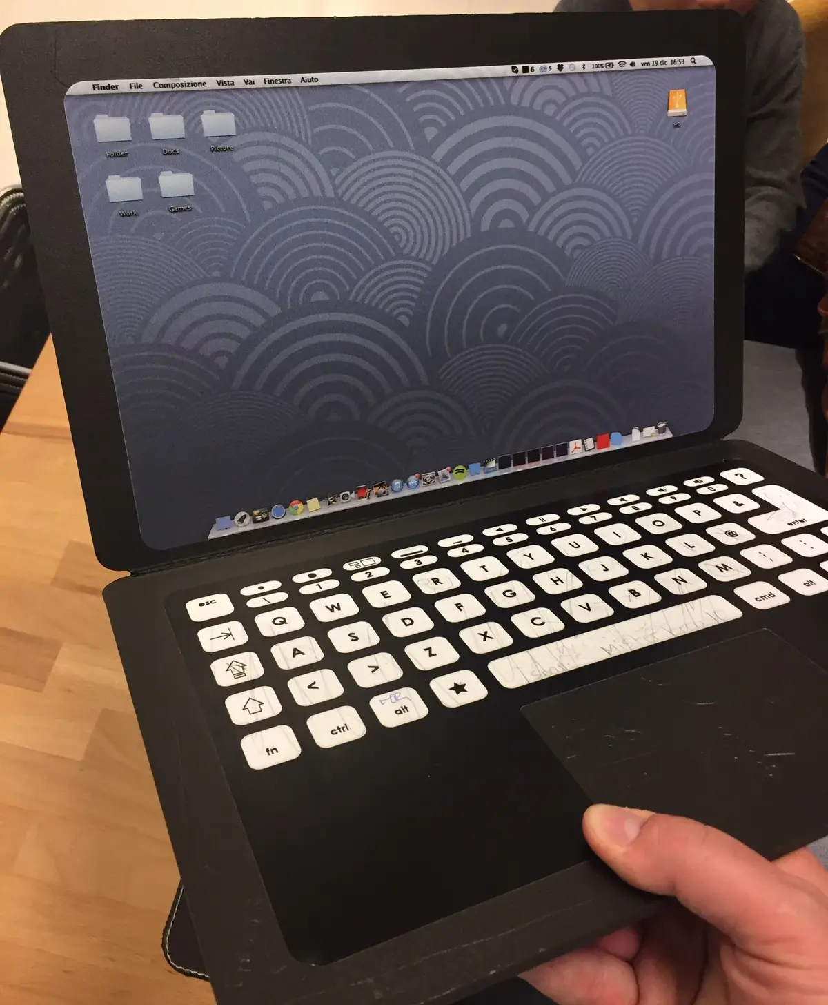 L'image du jour : IKEA a déjà le nouveau MacBook Pro 2017 en expo