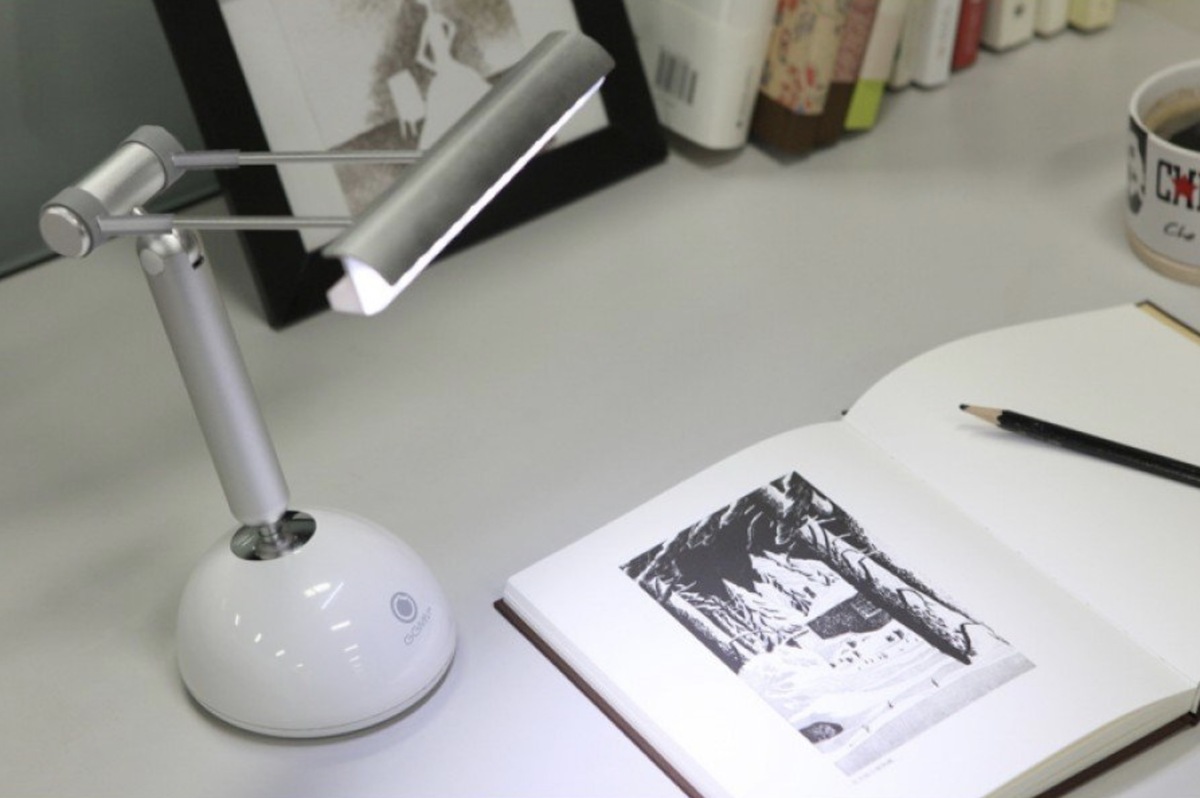 iLight Tablet : une lampe et un support pour iPad qui rappelle l'iMac tournesol