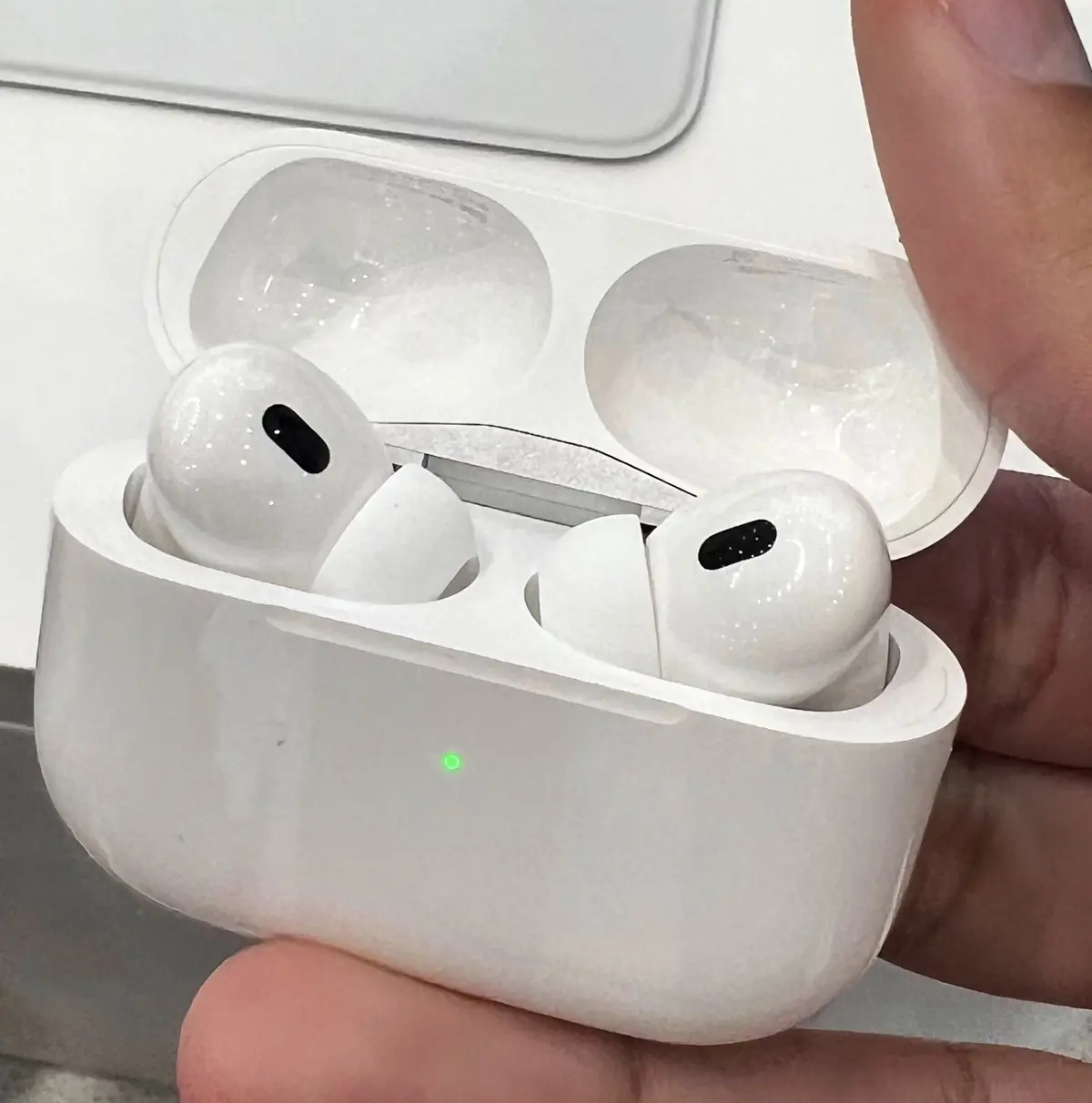 La grosse Apple Watch Ultra "en vrai", l'iPhone 14 et les AirPods Pro 2