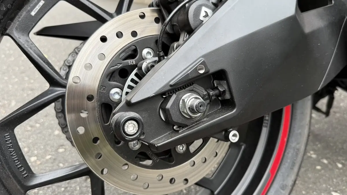 Essai Ultraviolette F77 Mach 2, une moto &eacute;lectrique convaincante mais pas sans d&eacute;fauts