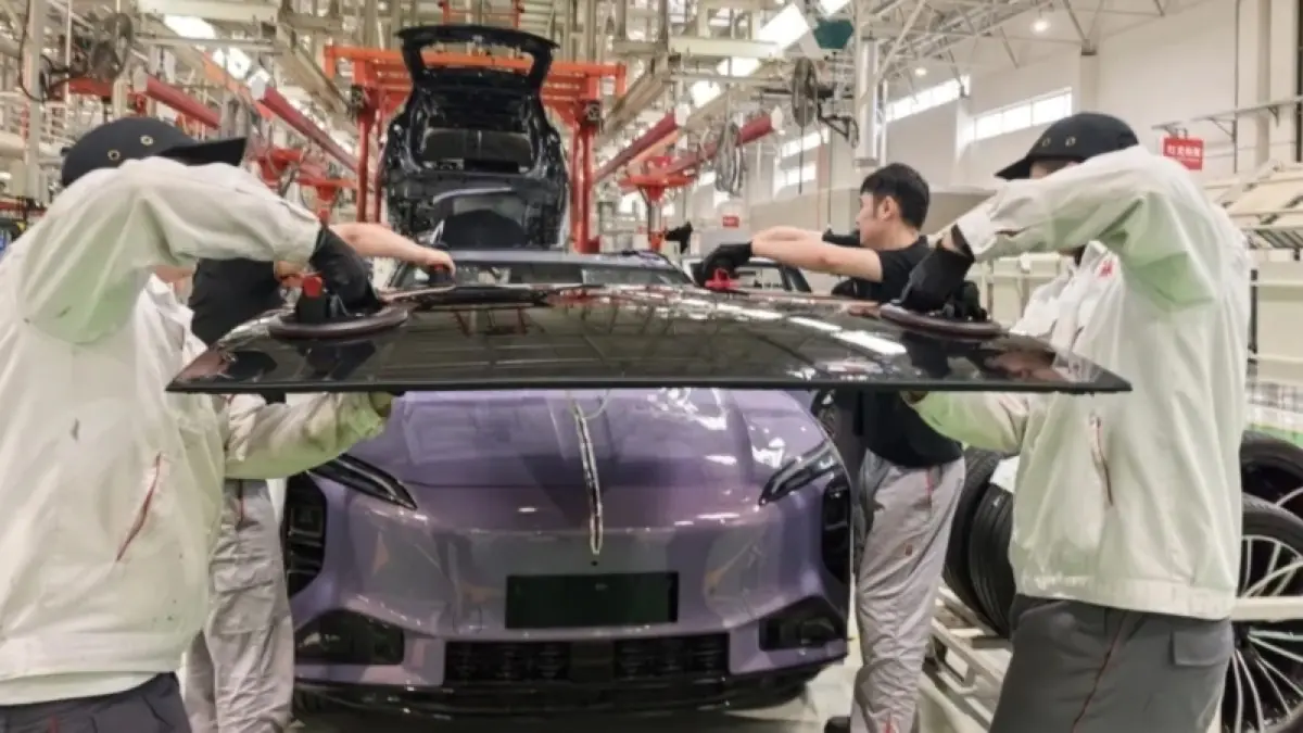 Cette voiture promet de rouler 80 km par jour &agrave; l'&eacute;nergie solaire
