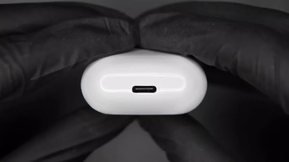 Après l'iPhone X et un Galaxy A51, il intègre un port USB-C à un boitier d'AirPods