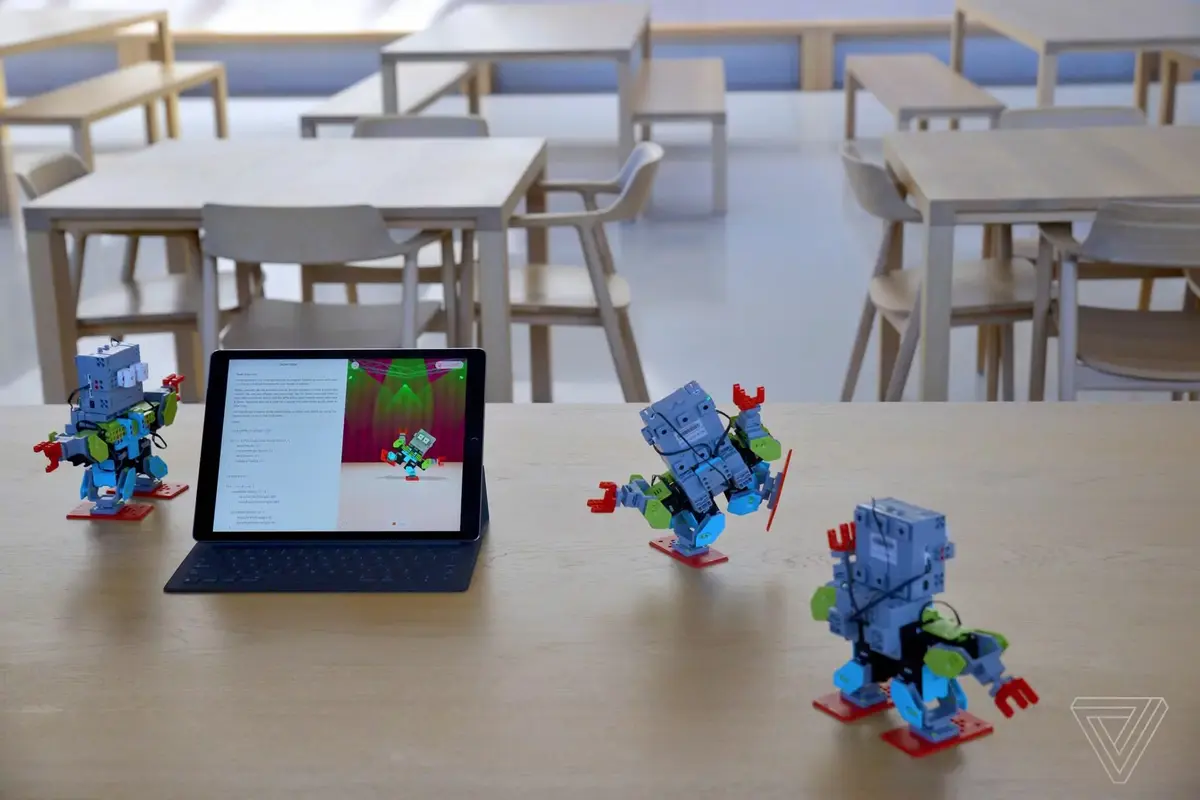 Swift Playgrounds va prendre en charge les jouets et les drones ! (avec LEGO, Sphero, Parrot)