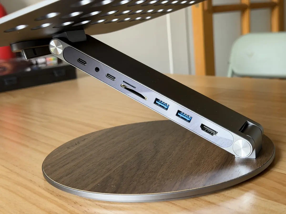 8 ports en tout, deux USB-C dont un de charge, un prise casque, deux ports USB, un port HDMI, un port SD et un microSD