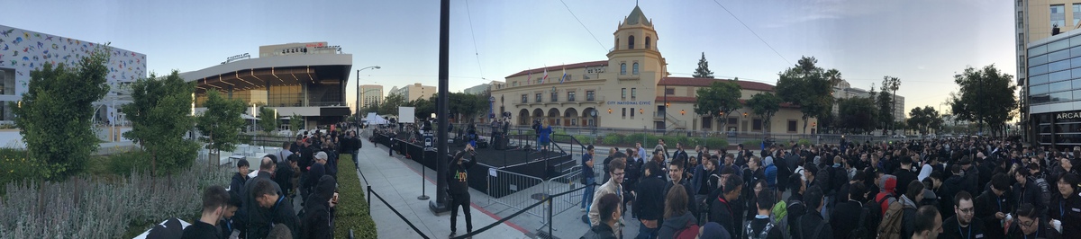 #WWDC : beaucoup de développeurs se pressent devant le McEnery Convention Center (photos)