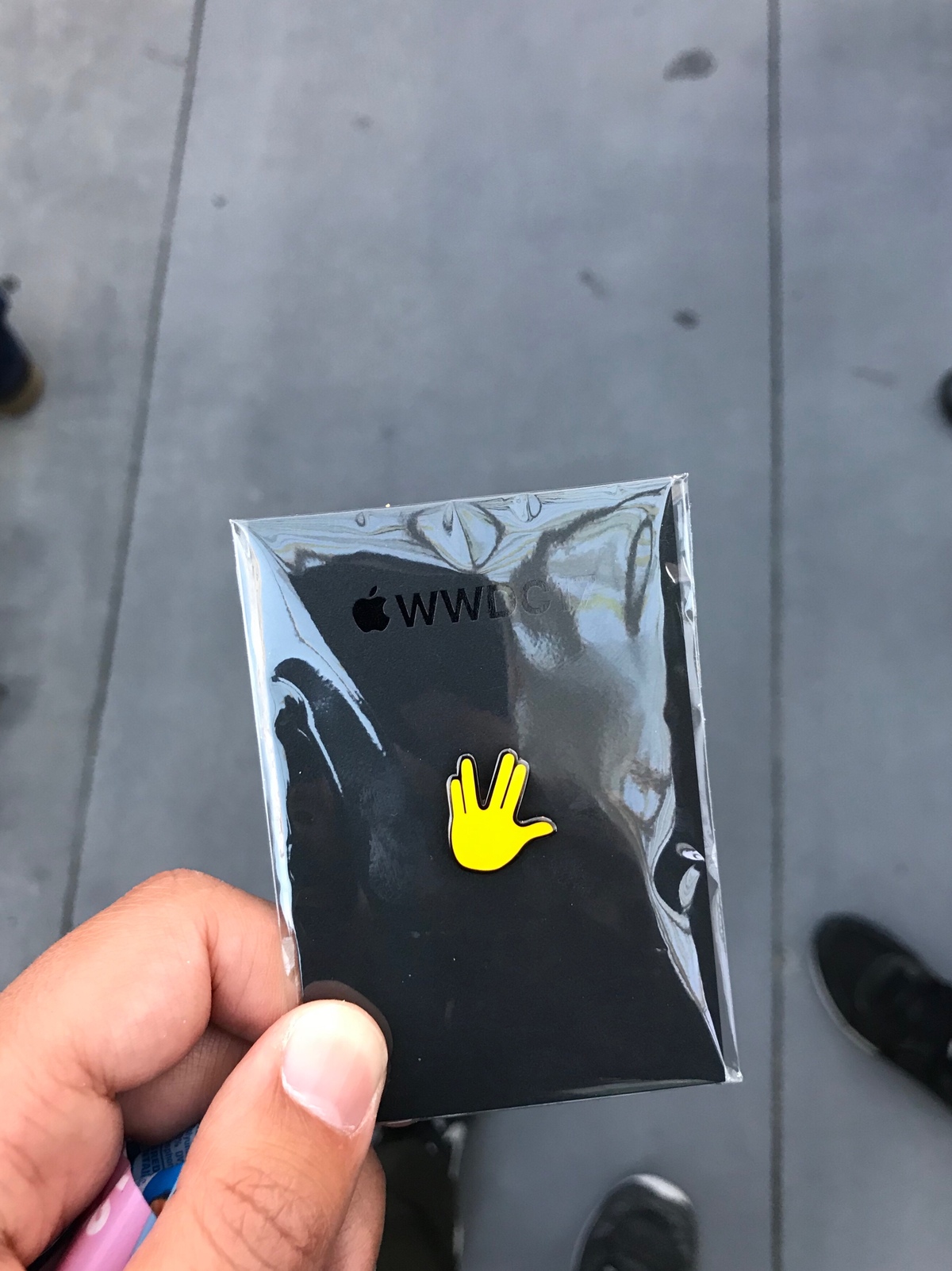 #WWDC : le pin's du jour et un selfie avec will.I.am ! (photos)