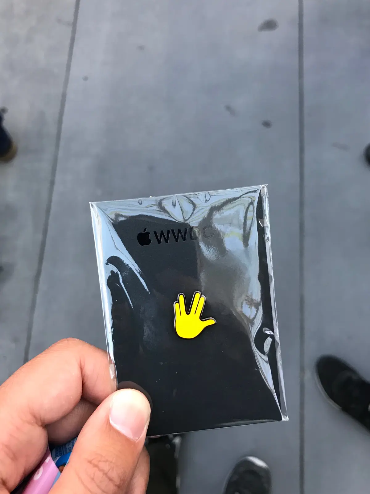 #WWDC : le pin's du jour et un selfie avec will.I.am ! (photos)