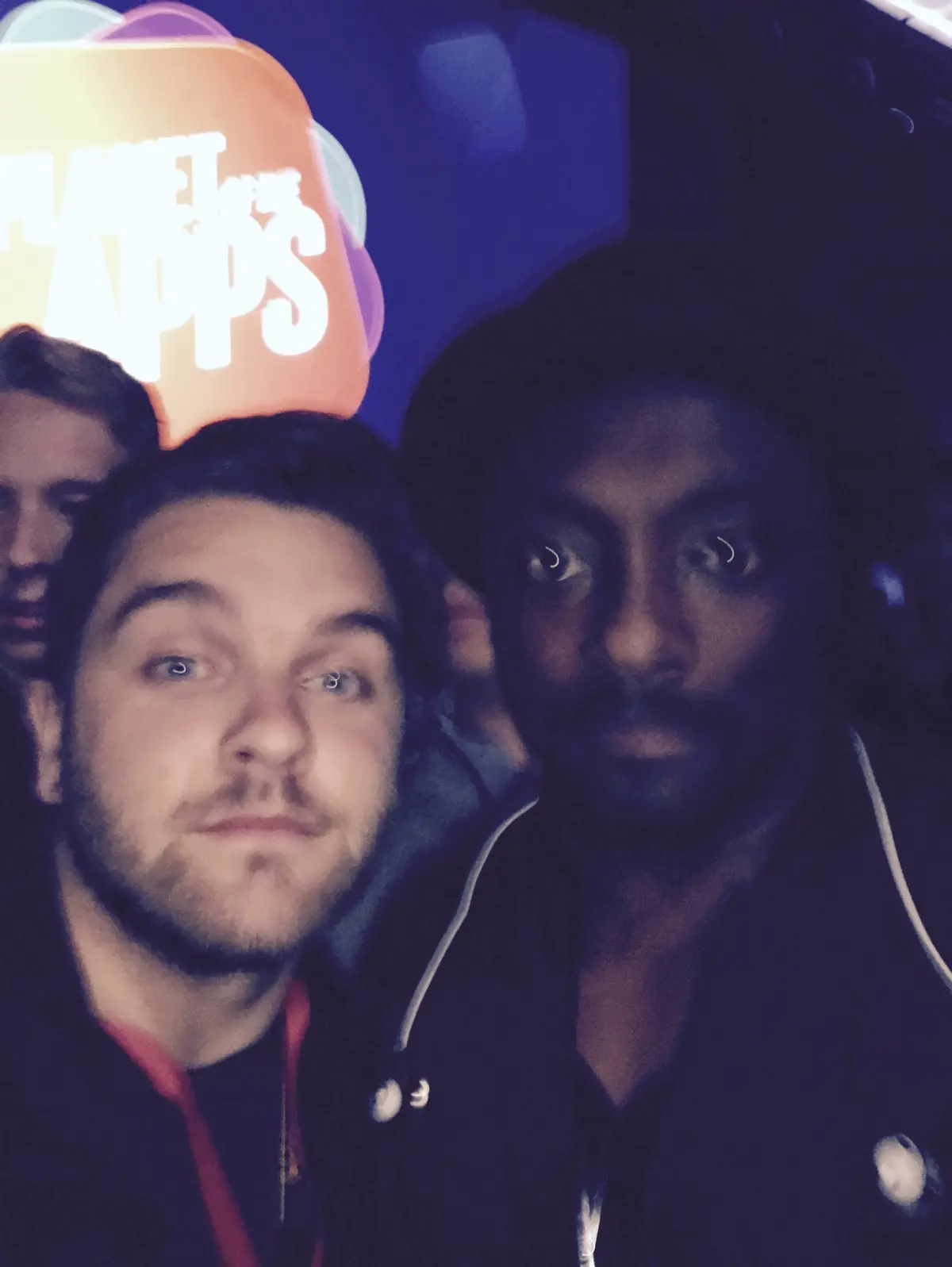 #WWDC : le pin's du jour et un selfie avec will.I.am ! (photos)