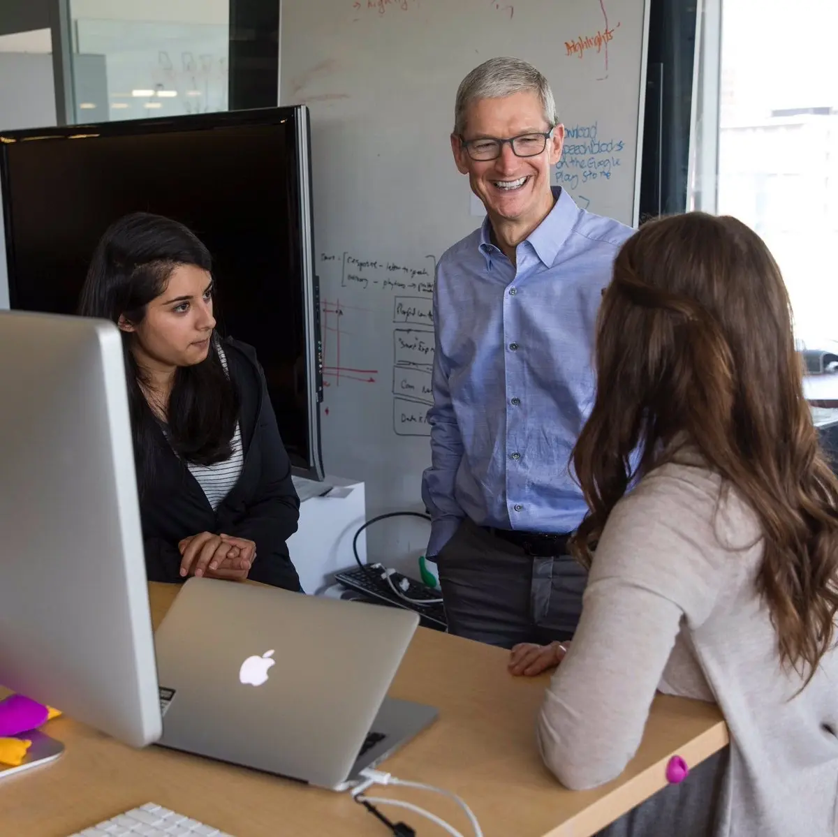 Tim Cook de passage au MIT, avant son discours (photos)