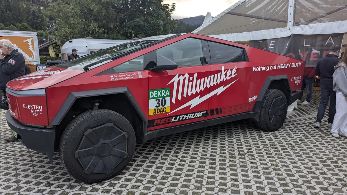 Un Cybertruck l&eacute;gal en Europe gr&acirc;ce &agrave; du caoutchouc et des clignotants&nbsp;?