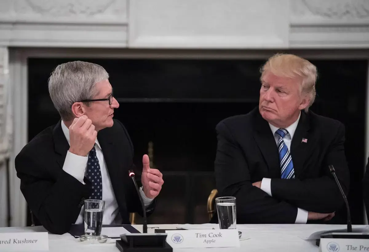 L'image du jour : l'ineffable Tim Cook face au Président Trump (roman photo)