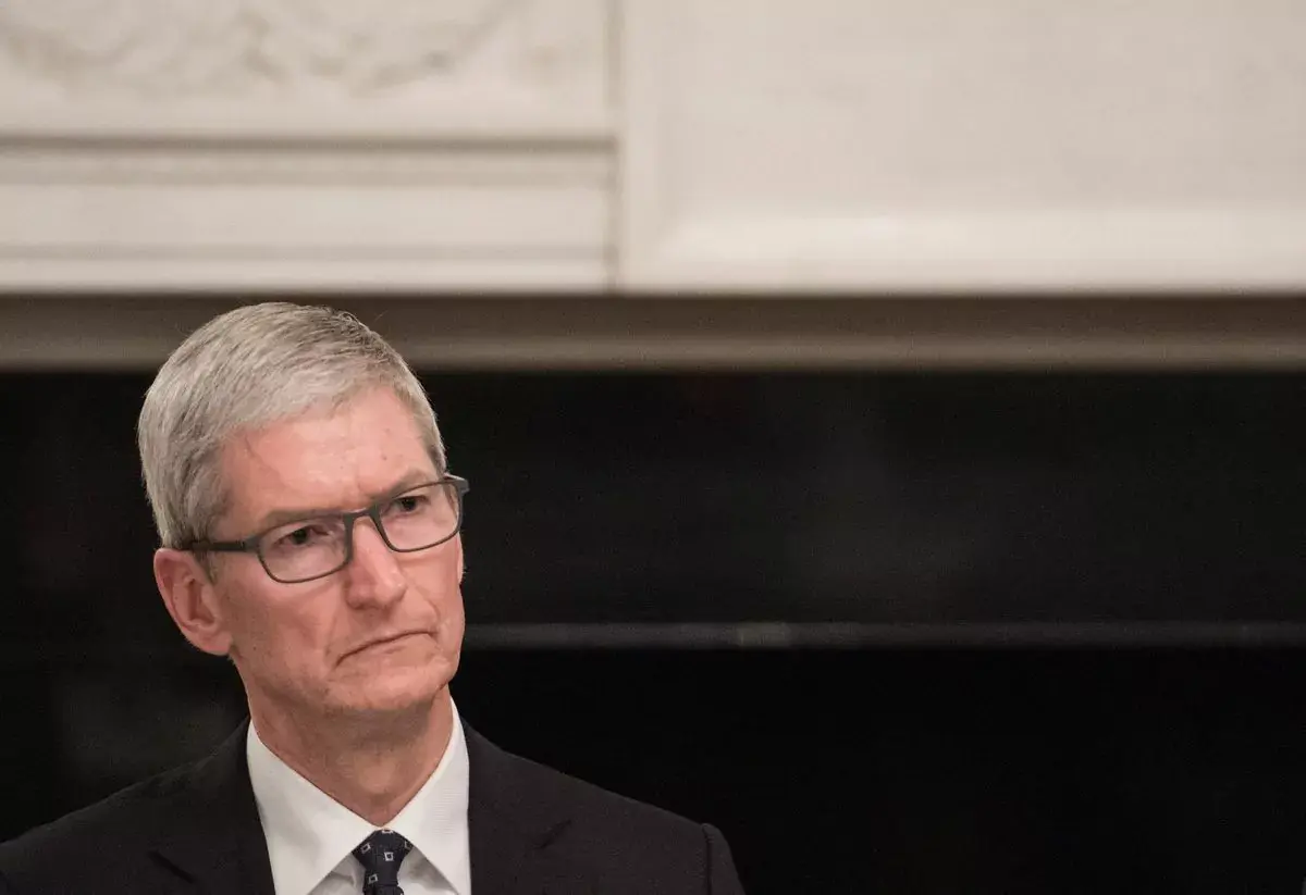 L'image du jour : l'ineffable Tim Cook face au Président Trump (roman photo)