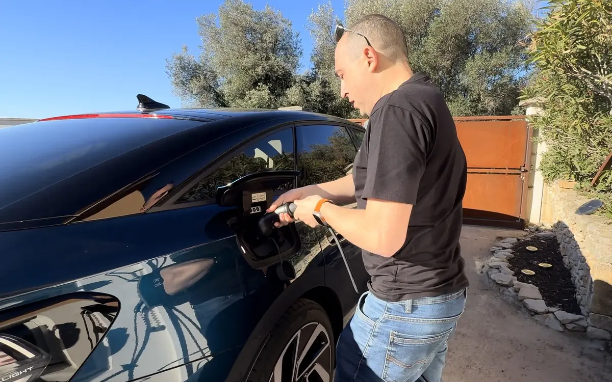 Ce chargeur sur prise 230V pour voiture &eacute;lectrique est ultra-compact&nbsp;! (+ Code promo)