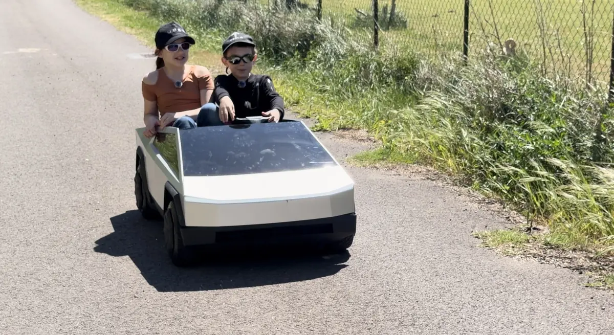 Test du Tesla Cybertruck pour enfants... par des enfants (vid&eacute;o)
