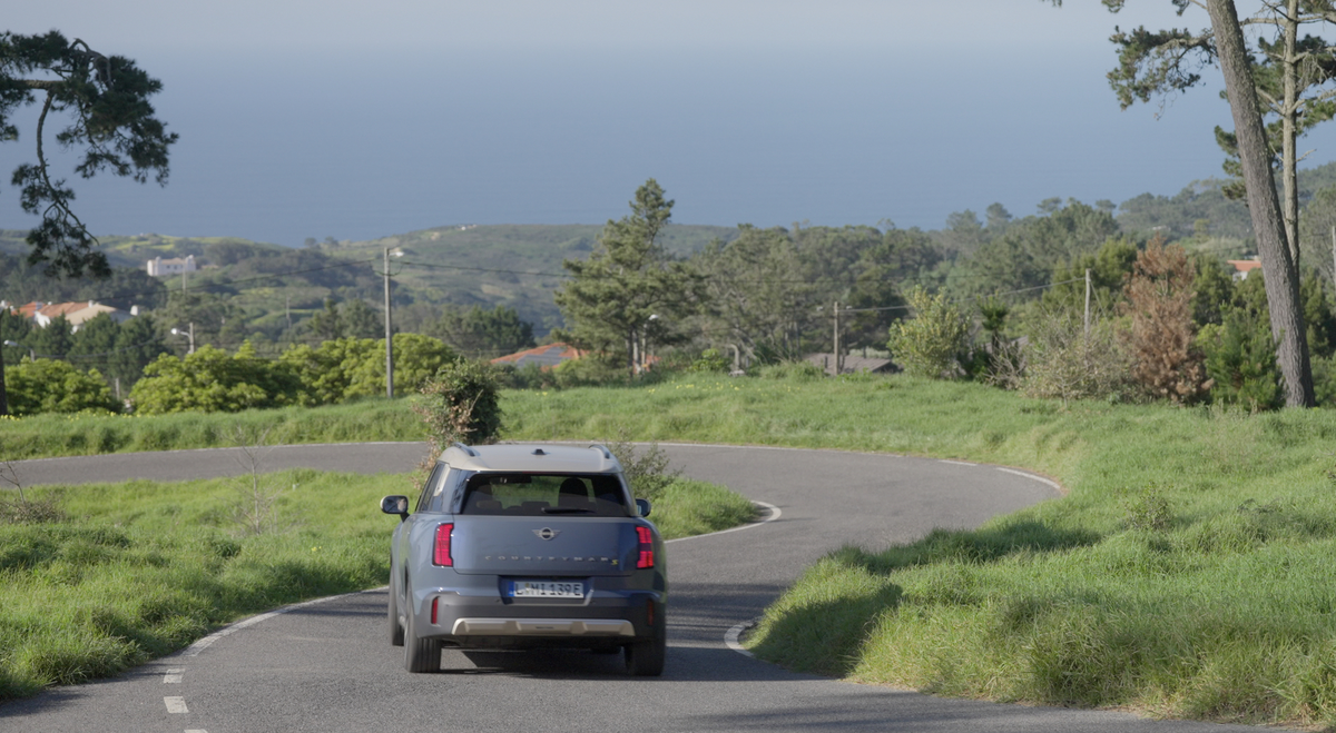 Essai Mini Countryman 2024 : électrique, CarKey, écran rond, conduite autonome... la révolution !