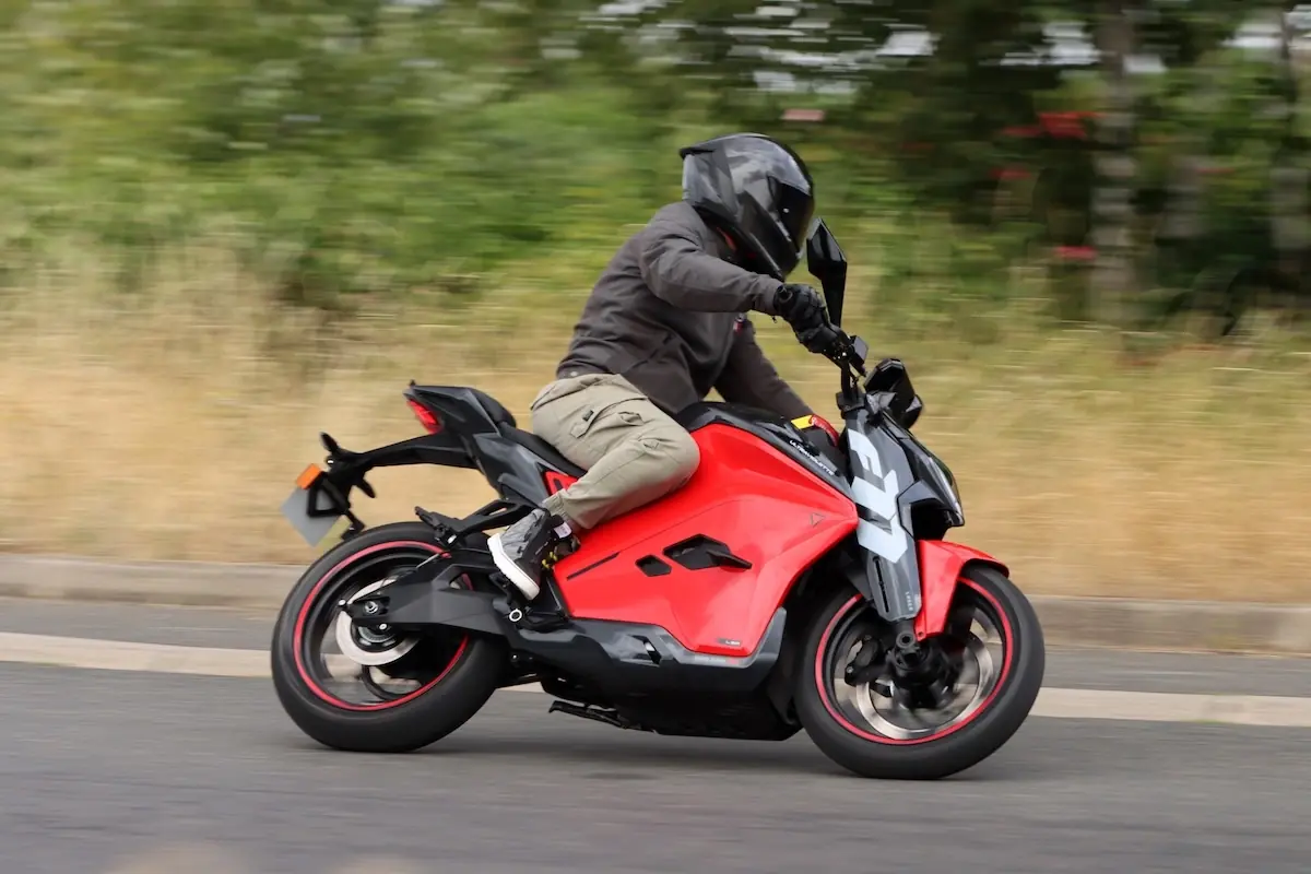 Essai Ultraviolette F77 Mach 2, une moto &eacute;lectrique convaincante mais pas sans d&eacute;fauts