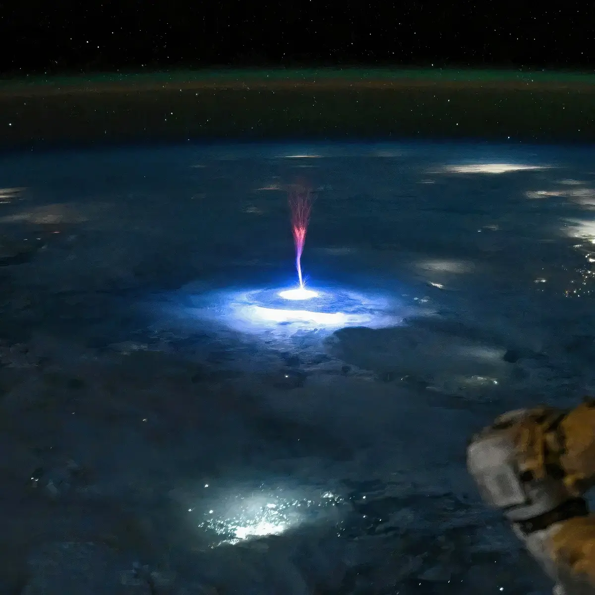 Mais c’est quoi cette « méduse rouge » géante photographiée depuis l'espace par une astronaute ?!
