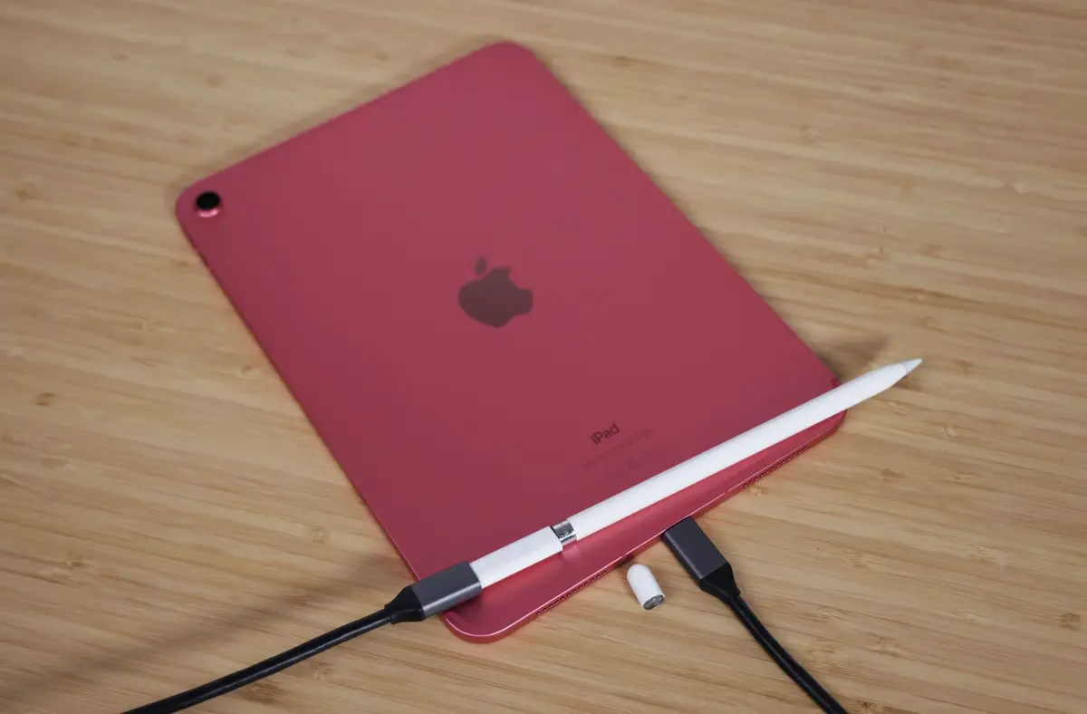 On a enfin reçu (l'aberrant) adaptateur Lightning/USB de l'iPad 10 et de l'Apple Pencil