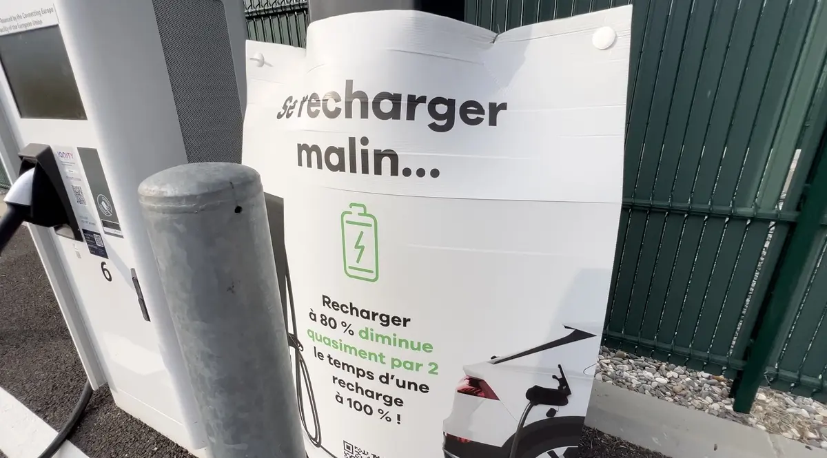 Bornes de recharge en vacances : 2022, premier été chaotique pour les voitures électriques