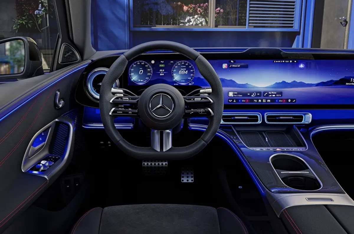 Mercedes montre l'int&eacute;rieur de la Classe C &eacute;lectrique et son &eacute;cran g&eacute;ant de 39 pouces