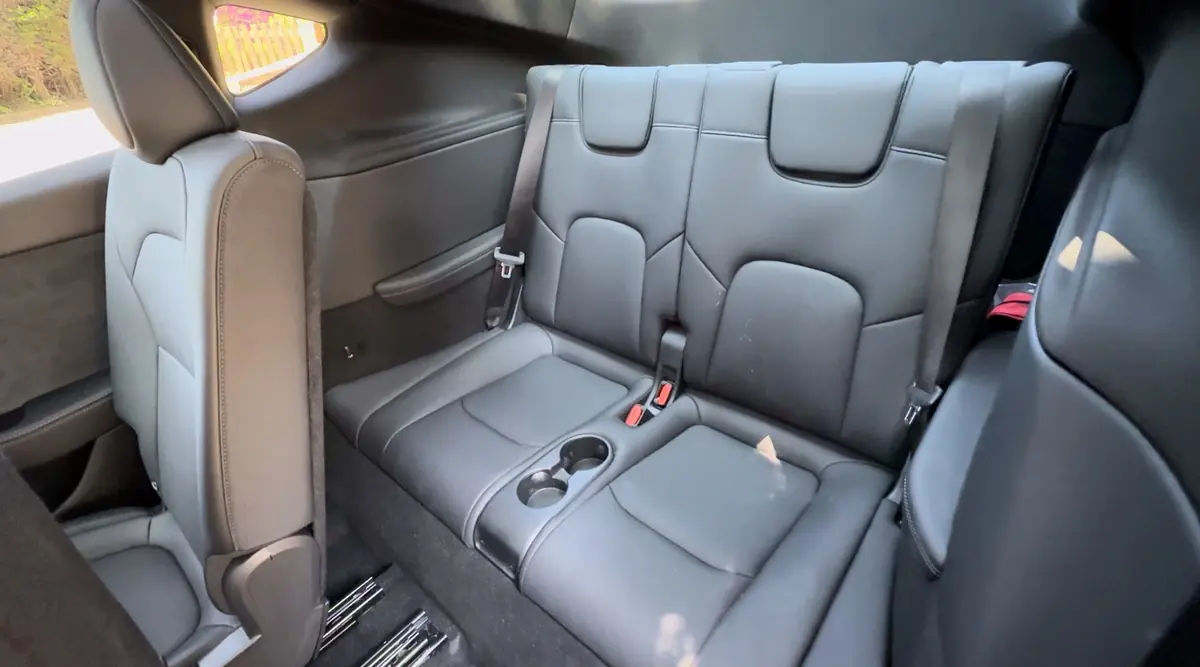 Essai Model Y 7 places 2026&nbsp;: peut-on vraiment partir en vacances en famille avec des bagages&nbsp;?