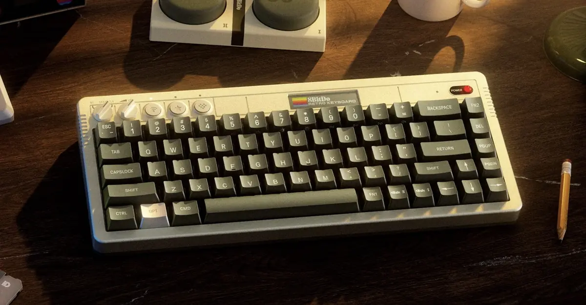 8BitDo sort un clavier m&eacute;canique inspir&eacute; de l'Apple II pour les 50 ans d'Apple