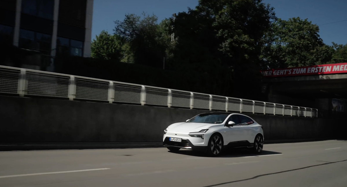 Essai Polestar 4 : on a enfin pris le volant de cette voiture sans lunette arrière ! VLOG