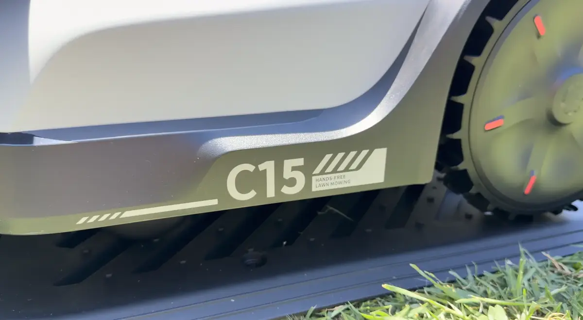 Test Eufy C15&nbsp;: le premier robot-tondeuse d&rsquo;Anker peut-il convaincre&nbsp;?