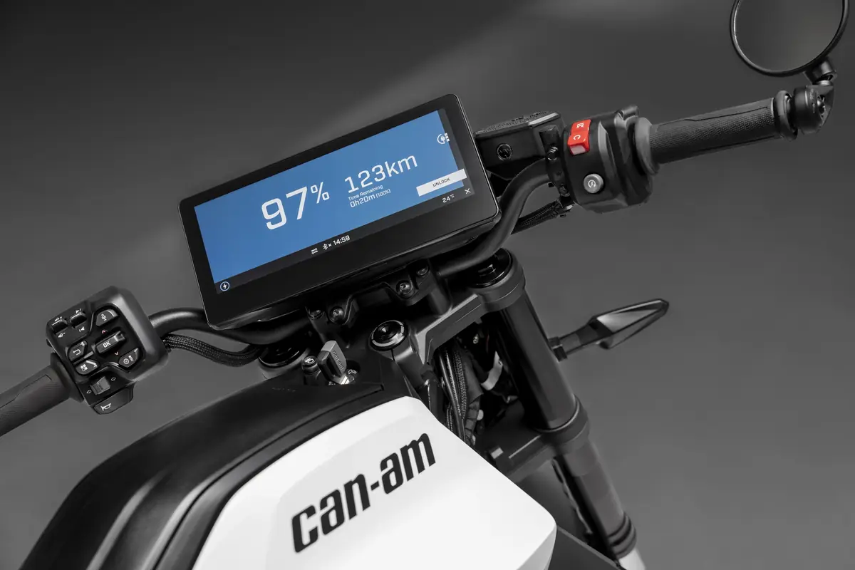 Essai de la Can-Am Pulse, la premi&egrave;re moto &eacute;lectrique &eacute;quip&eacute;e de CarPlay