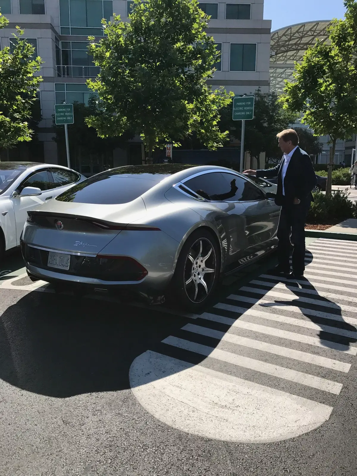 Que faisait le patron de Fisker sur le campus d'Apple ?