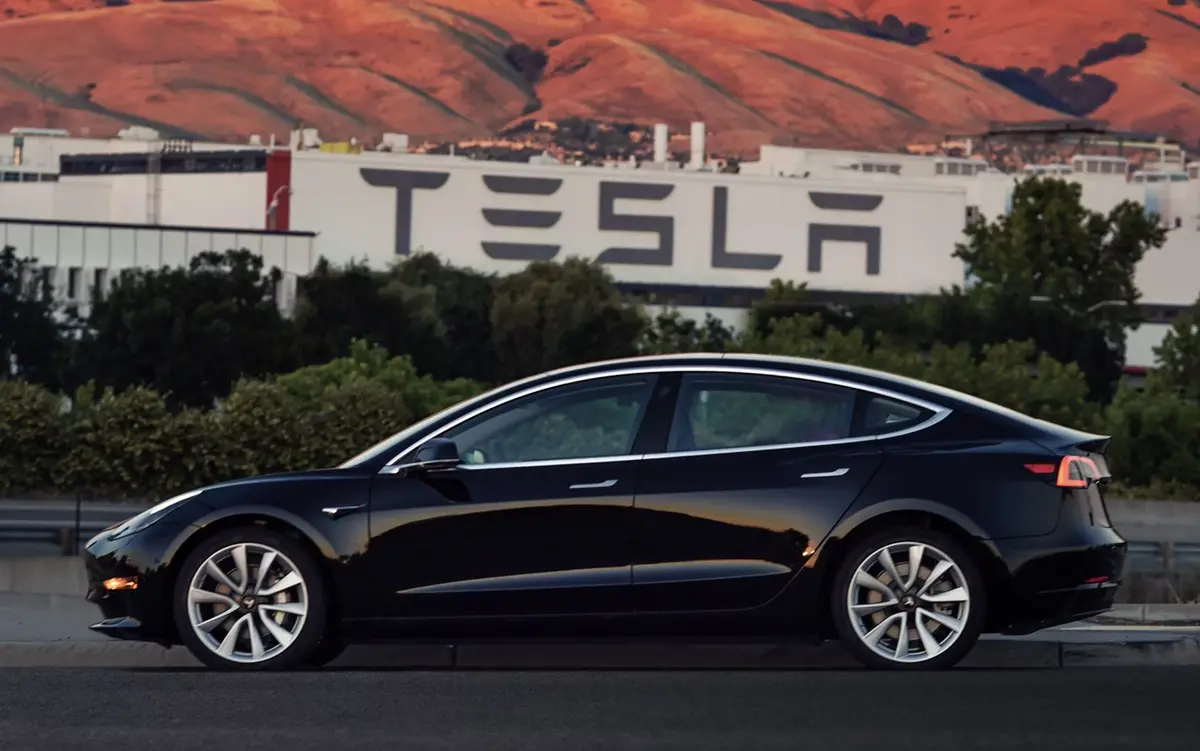 L'image du jour : Elon Musk présente la première Tesla Model 3 sortie d'usine !