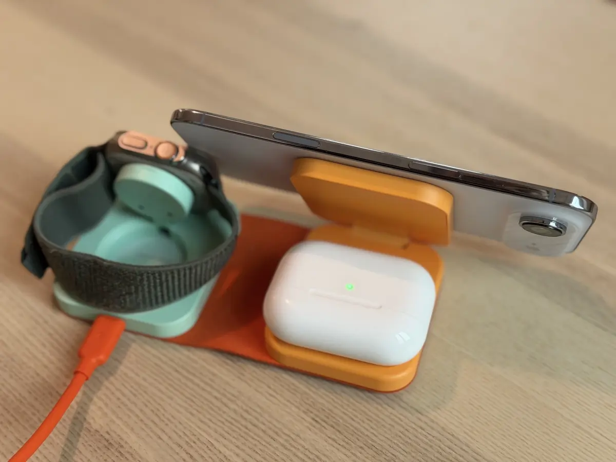 Prise en main du chargeur de voyage Mophie 3-en-1&nbsp;: le Qi2 passe &agrave; la couleur